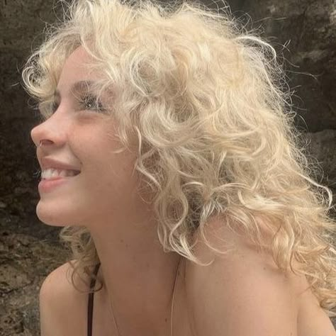 Blonde Face Claim Aesthetic, Bright Blonde Curly Hair, Blonde Curly Hair Face Claim, Blonde Curly Hair Brown Eyes, Blonde Face Claim, Blond Curly Hair, Blonde Curly Hair, Blonde Curls, Bright Blonde