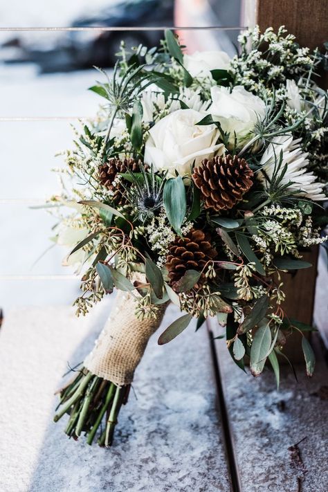 rustic winter wedding bouquet with white roses, eucalyptus and pine cones Winter Forest Wedding Decor, Pinecone Wedding Decorations, Bouquets Eucalyptus, Pine Cone Wedding, Christmas Wedding Bouquets, Rustic Winter Wedding, Winter Wedding Bouquet, Winter Wedding Decorations, Winter Wedding Flowers