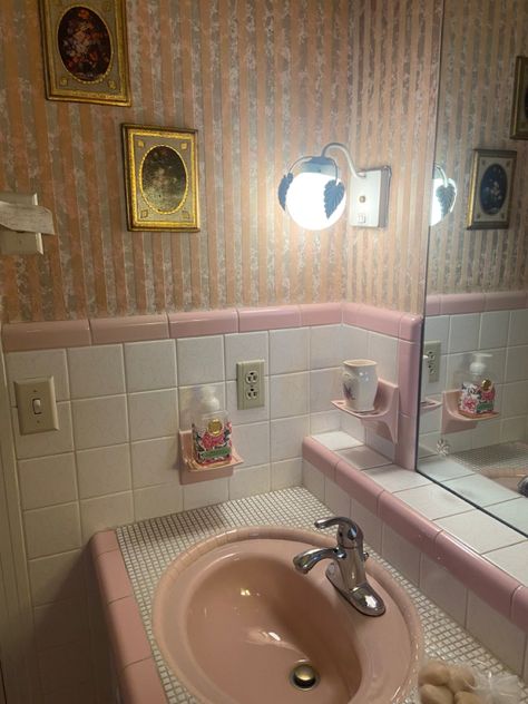 Look at this cutesy pink bathroom! Pink Bathroom Toilet, Pink 80s Bathroom, Beautiful Washrooms, Cute Restroom Ideas, Pink Toilet Bathroom, Retro Restroom, Retro Bathroom Ideas Vintage, Shining Bathroom, Dusty Pink Bathroom