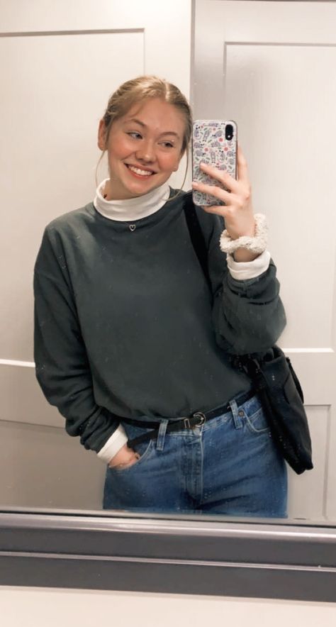 Crew Neck With Collard Shirt Outfit, Turtleneck Under Crewneck, Crew Neck With Collard Shirt, Tshirt And Turtleneck Outfit, Sweatshirt Layering Outfit, Crewneck With Turtleneck, Turtleneck Layered Outfit, How To Style Turtle Neck Tops, Turtle Neck Outfit Aesthetic