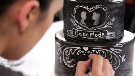 Lesson 13: Decorating the Chalkboard Cake Chalkboard Cake, Guitar Cake, Cake Decorating Courses, Holly Wedding, Bridal Expo, Baking Art, Covered Strawberries, Wedding Crafts, Cake Tutorial