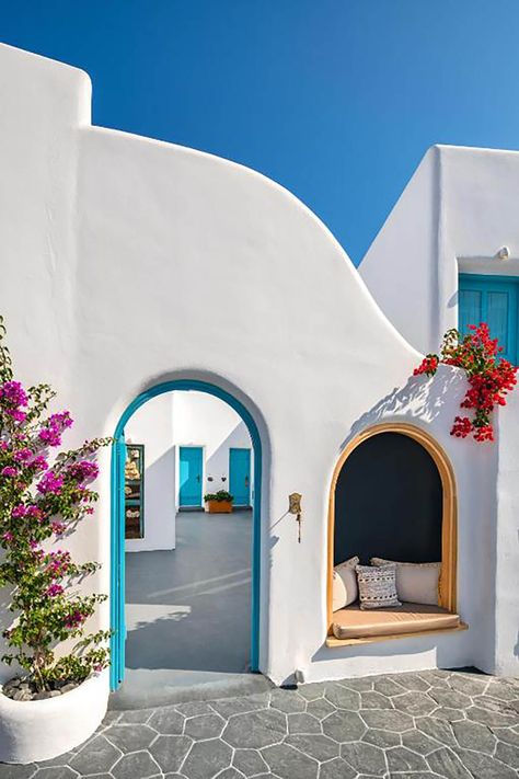 The Best Hotels to Stay at on Santorini • The Blonde Abroad Greek Houses Exterior, Greek Cafe, Greece Homes, Greece Architecture, Santorini Grecia, Santorini Travel Guide, Santorini House, Santorini Villas, Mediterranean Interior Design