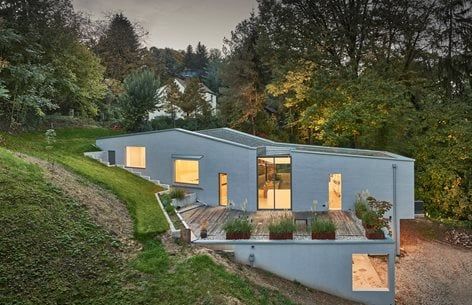 House on a slope | Gräßel ARCHITEKTEN Slope House Design Hillside Landscaping, Hillside Homes Plans, House On A Hill Landscaping, House On Slope Architecture, Slope House Design Architecture, Building On A Slope, House Built Into Hill, Slope Architecture, House On A Slope