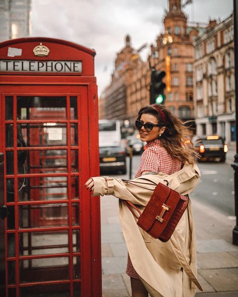 A quick stop at picture perfect phone booth in front of the Harrods. Katie Giorgadze (@katie.one) • Instagram photos and videos Street Style Woman, Red Telephone Booth, London Photo Ideas, Photoshoot London, London Photoshoot, Red Telephone, London Baby, Telephone Booth, Flower Shops