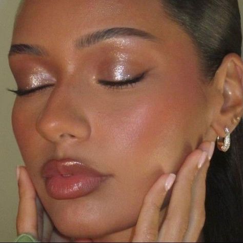 clean makeup look Clean Formal Makeup, Quiet Luxury Makeup Look, Sade Makeup Aesthetic, Sade Girls Aesthetic Makeup, Beach Glam Makeup, Sade Aesthetic Makeup, Sade Makeup Looks, Clean Girl Eyeshadow, Rich Girl Makeup Look