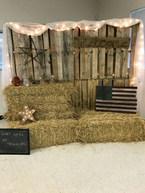 Pallet backdrop for a rustic nortjday photo booth Rustic Photo Booth, Diy Fotokabine, Pallet Backdrop, Pallet Pictures, Cowboy Theme Party, Country Western Wedding, Western Birthday Party, Bonfire Party, Pallet Wedding