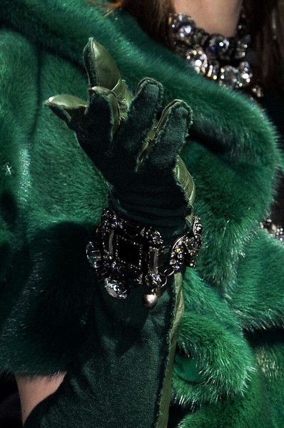 Romeo I Julia, Dark Feminine Energy, Royal Aesthetic, Dark Green Aesthetic, Royal Green, Slytherin Aesthetic, Gold Aesthetic, Dark Feminine, Jolie Photo