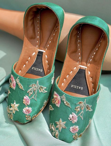 Zardozi Motifs, Pakistani Dresses Online, Pink Thread, Casual Chic Outfit, Green Shoes, Fashion Consultant, Raw Silk, Natural Leather, Traditional Style