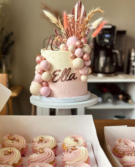 boho rose gold cake 🌾🌸🍂 #bohocake #sweetsixteen #cakedecorating Cowgirl Birthday Cakes, Rose Gold Boho, Rose Gold Cake, Boho Cake, Boho Cowgirl, Cowgirl Birthday, Cowgirl Party, Gold Cake, Sweet Sixteen