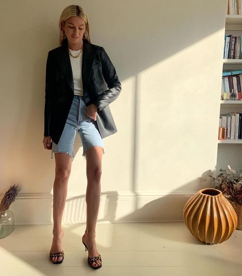 Denim Bermuda Shorts Outfit, Denim Shorts Outfit Summer, Camille Charriere, Denim Shorts Outfit, Dad Shorts, Summer Shorts Outfits, Mode Jeans, Bermuda Jeans, Shorts Outfit