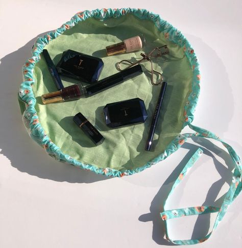 Round Drawstring Pouch Sew Round Makeup Bag, Circle Drawstring Bag Diy, Round Makeup Bag Diy, Round Makeup Bag, Round Drawstring Makeup Bag Pattern, Drawstring Makeup Bag Pattern Free, Drawstring Makeup Bag Diy, Circle Pouch Pattern, Round Drawstring Bag Diy