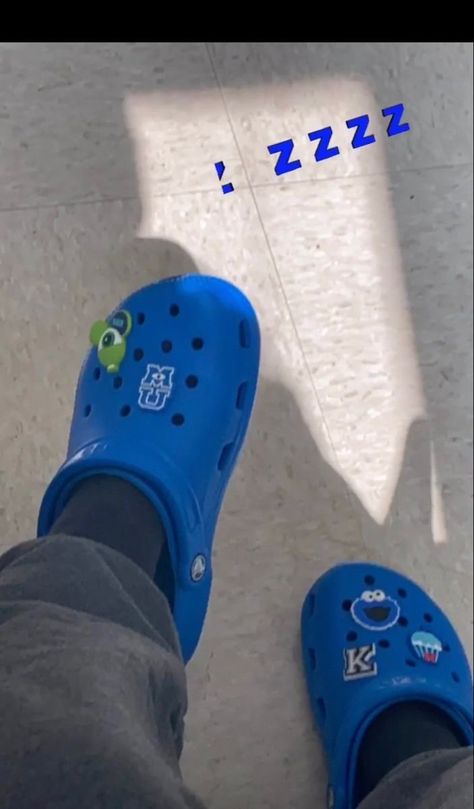 Nike Socks With Crocs, Blue Crocs Outfit, Crocs Aesthetic, Crocs Outfit, Blue Crocs, Crocs Fashion, Crocs Jibbitz, Nike Shoes Girls, Pretty Shoes Sneakers