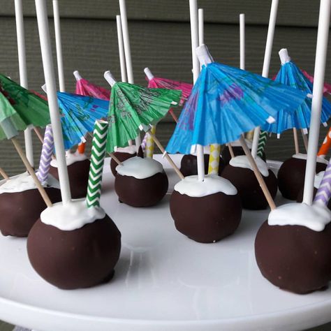 #FBF Coconut Drink cake pops, these were too cute! @csweetsyummytreats #luautheme