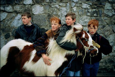 Picture of some children with their pony Sam Abell, National Geographic Photographers, Irish Travellers, Erin Go Bragh, Into The West, Irish Eyes, Irish History, A Pony, Irish Heritage