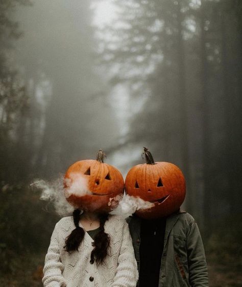 Pumpkin Head Photoshoot Friends, Pumpkinhead Photoshoot, Halloween Shot Ideas, Outfits For Date, Pumpkin Photography, Pumpkin Patch Photoshoot, Pumpkin Patch Pictures, Halloween Parejas, Ghost Halloween Costume