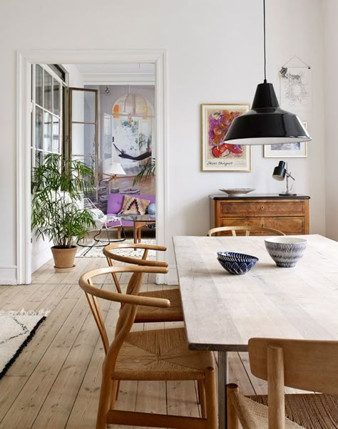 The Home of Karen Maj Kornum, Take Two - NordicDesign Scandinavian Dining Room, Scandinavian Dining, Hus Inspiration, Dining Room Inspiration, Dining Room Lighting, Dining Room Design, Interior Inspo, Room Table, Dining Room Decor