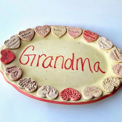 I used the customer's handwriting for Grandma and hand stamped each name into the hearts. I added texture to the hearts without names. She wanted it done in pinks and coral. I love it so much I want to make one for me ! Such a sweet gift ♡ #personalizedgrandmaplatter #grandma #grandmagift #giftfotgrandma #heirloomgift #personalizedplatter #customplatter #uniquegift #handmade Homemade Gifts For Grandma, Homemade Gift For Grandma, Diy Gifts For Grandma, Birthday Gift For Grandma, Heirloom Gifts, Birthday Gifts For Grandma, Clay Crafts Air Dry, Personalized Grandma, Sweet Gifts