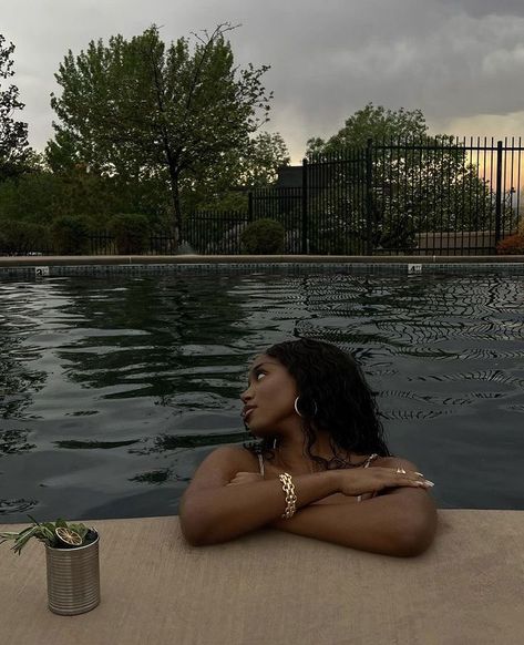 𝐕𝐞𝐧𝐨𝐫𝐢𝐚. Woc Aesthetic Faceless, Insta Photo Ideas Black Women, Silk Dress Black Women, Pool Pic Ideas, Upbeat Aesthetic, Aisha Core, Blackgirl Aesthetics, Black Feminity, Black Femininity