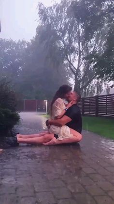 Celebrities Are Just Like Us And Their Clothes Don't Always Cooperate Properly Couple In Rain, Video Romance, Image Couple, Romantic Couple Kissing, Kiss Pictures, Couple Goals Teenagers Pictures, Romantic Kiss, Cute Couples Cuddling, Romantic Images