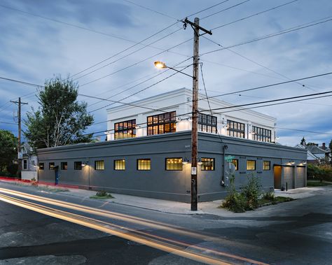 Completed in 2012 in Portland, United States. Images by Lincoln Barbour. This unique home is the poster child of adaptive reuse.  Starting with a property that intermingled three buildings from different periods over the... Modern Industrial Home, Industrial Exterior, Converted Warehouse, Warehouse Home, Industrial Home Design, Facade Lighting, Vintage Industrial Style, Adaptive Reuse, Deco Boheme