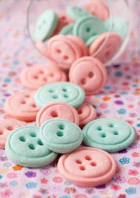 Cookies Buttons Recipe Biscuit Flavors, Button Cookies, Buffet Dessert, Lalaloopsy Party, Shower Food, Baby Shower Food, Cute Cookies, Cute Desserts, Pink Colour