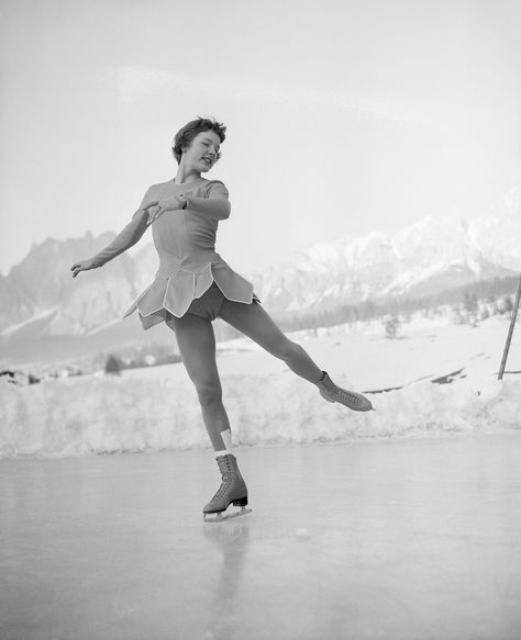 Vintage Figure Skating, Outfit With Boyfriend, 1984 Winter Olympics, Carolina Kostner, Outfit Old Money, Male Figure Skaters, Skating Outfit, Vintage Ice Skating, Pyeongchang 2018 Winter Olympics