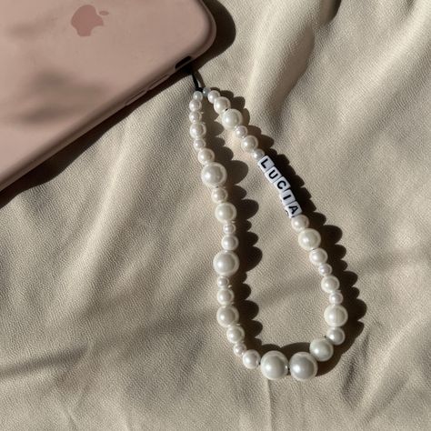 Pearl Aesthetic, Cell Phone Charms, Diy Bracelets Patterns, Phone Chain, Handmade Jewelry Tutorials, Jewelry Pearl, Phone Strap, Name Jewelry, Bead Jewellery