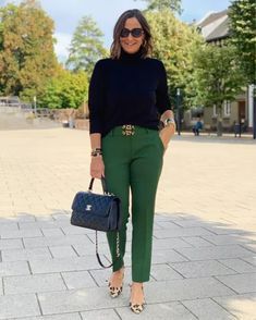 Mode Ab 50, Green Pants Outfit, Dressy Casual Outfits, Casual Chic Outfit, Green Pants, Casual Work Outfits, Work Outfits Women, Business Casual Outfits, Dressy Casual