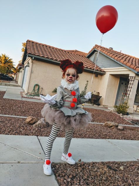 It Family Costumes, Girls Scary Clown Costume Diy, Toddler Pennywise Costume Girl, Pennywise Family Costume, Pennywise Child Costume, Kids Scary Clown Costume, Pennywise Makeup Girl Kid, Kids Pennywise Makeup, Baby Pennywise Costume