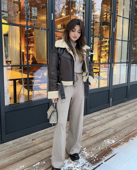 Outfit Con Montone, Aviator Jacket Outfit Winter Style, Zara Aviator Jacket, Aviator Jacket Outfit, Simple Work Outfits, Pilot Jacket, Aviator Jacket, Zara Jacket, Fashion Top Outfits