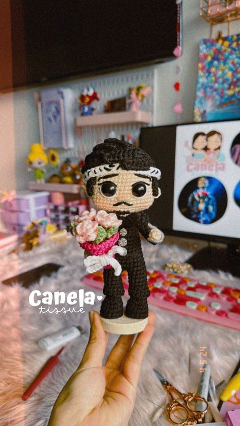 Digital pattern for the creation of Ivan Cornejo amigurumi version by Canela Tissue✨ Includes step by step with text and photos to create the amigurumi, and its accessories🌸 👀Important information: 📱You will only have access from the email you register at the time of making the purchase 📌You will have unlimited access from drive to the document but it will not be enabled to download 💻Access will be granted automatically when payment is processed ❌It is prohibited to use photos of our product to promote/sell on your social networks. 🔗Pattern is for personal use only (cannot be resold, shared or modified) You can sell your final creation at the price you think is convenient, and remember to tag/mention us as designers✨ *The sale is of the digital instructional file to create the amigur Ivan Cornejo Hello Kitty, Ivan Cornejo Merch, Amigurumi Person, Flower Graduation Cap, Ivan Cornejo, Ribbon Flowers Bouquet, Hello Kitty Crafts, Fun Crochet Projects, Crochet Doll