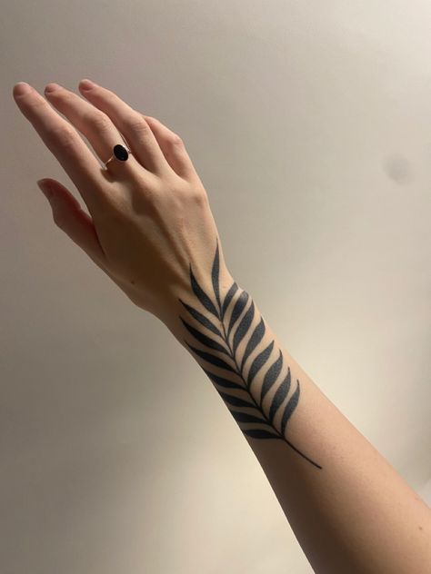 Tattoo palm leaf black work Long Arm Tattoo, Leaf Leg Tattoo, Curved Tattoo, Palm Leaf Tattoo, Sinister Tattoos, Baddie Tattoos, 42 Tattoo, Fern Tattoo, Leaf Tattoo