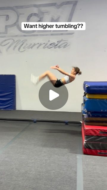 Backtuck Drills, Gymnastics Skills Videos, How To Do Gymnastics Tricks, Back Flip Tutorial, Cool Gymnastics Tricks, Easy Gymnastics Tricks, Gymnastics Poses For Pictures, Tumbling Tricks, Backflip Tutorial