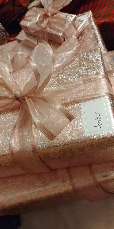 Rose gold wrapping 18th Birthday Gift Wrapping Ideas, Aesthetic Present Wrapping, Pretty Presents Wrapping, Pink Wrapping Paper Christmas, Kardashian Christmas Wrapping, Christmas Gift Wrapping Ideas Elegant, Christmas Presents Aesthetic, Christmas Present Wrapping Ideas, Gold Christmas Wrapping