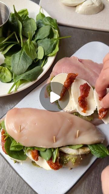 Chicken With Pesto Tomato And Mozzarella, Tomato And Spinach Recipes, Chicken Breast Mozzarella Recipes, Chicken With Spinach Recipes, Chicken Mozzarella Recipes, Baked Chicken Pesto, Pesto Chicken Recipes, Chicken Breast Recipes Oven, Mozarella Chicken