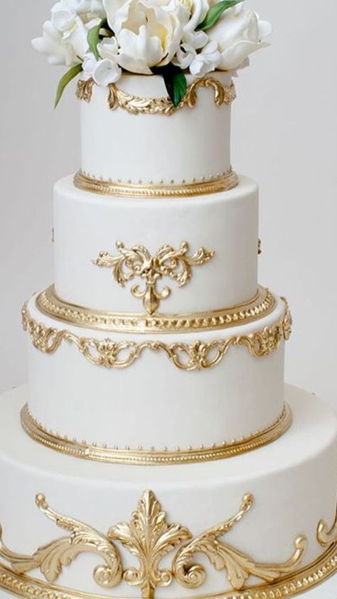 Gold And White Cake, White And Gold Wedding Cake, Quince Cake, Italian Wedding Cakes, Dummy Cake, Silver Wedding Cake, Big Wedding Cakes, Quinceanera Cakes, 3 Tier Wedding Cakes