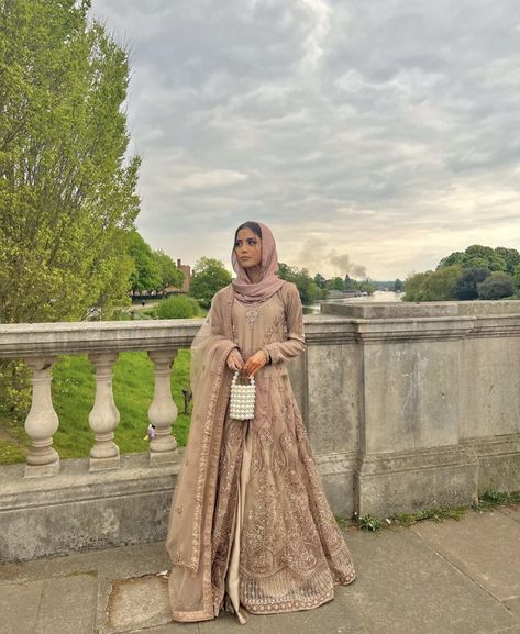 Pakistan Hijab Style, Pakistani Clothes With Hijab, Desi Modest Outfits, Hijab With Desi Outfits, Hijab With Traditional Dress, Desi Fits With Hijab, Hijabi Indian Outfit, Eid Fits Aesthetic, Modest Indian Outfit