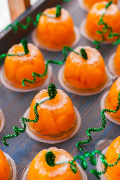 These Halloween fruit cups make an adorable pumpkin patch, perfect for bringing a healthy prepackaged snack to school that's as cute as homemade treats. From EatingRichly.com Healthy Prepackaged Snacks, Halloween Fruit Cups, Mandarin Fruit, Classroom Snacks, Halloween School Treats, Mini Chef, Halloween Fruit, Classroom Treats, Preschool Snacks