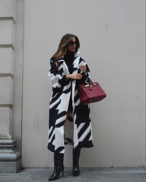 oversized houndstooth coat winer style outfit ootd inspo Houndstooth Coat Outfit, Coat Winter Outfit, Fashion Brenda, New Fashion Style, Travel Fashion Girl, Sparkly Outfits, Insta Inspiration, Houndstooth Coat, Stylish Winter Outfits