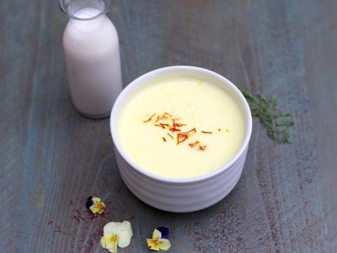 Golden Saffron Latte | Elise Museles Saffron Latte, Turmeric Latte Recipe, Warm Drinks Recipes, Moon Milk Recipe, Saffron Tea, Golden Milk Recipe, Saffron Recipes, Tea Latte Recipe, Sugar Free Drinks