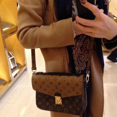 louis-vuitton-reversed-monogram-pochette-metis-bag-4 Pochette Metis Reverse Outfit, Metis Louis Vuitton, Pochette Metis Reverse, Louis Vuitton Outfit Ideas, Louis Vuitton Handbags Neverfull, Louis Vuitton Outfit, Authentic Louis Vuitton Bags, Louis Vuitton Pochette Metis, Pochette Metis