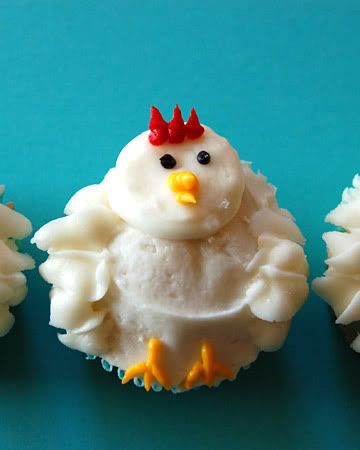 Chicken cupcakes Fair Cupcakes, Farmhouse Birthday, Chicken Cupcakes, Chicken Birthday, Decorated Cupcakes, Cupcake Wars, Barnyard Party, Animal Cupcakes, Creative Cupcakes