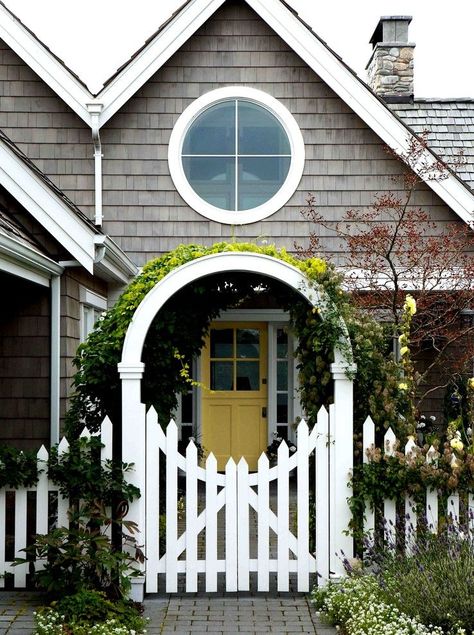 Round window inspiration - shingled exterior Tor Design, Curb Appeal Landscape, Front Yards Curb Appeal, Yellow Door, Front Yard Fence, Yellow Doors, White Picket Fence, Fence Landscaping, Traditional Landscape