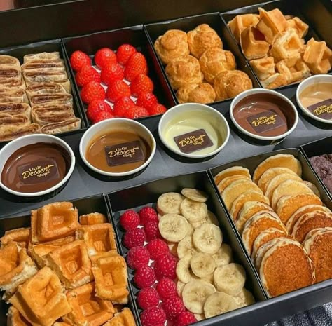 Party Food Platters Buffet, Minuman Starbucks, Dessert Packaging, Party Food Platters, Charcuterie Recipes, Food Projects, Food Displays, Dessert Shop, Picnic Food