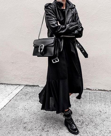 VOGUE WORLDWIDE on Instagram: “Total black 🔝🔝@figtny #vogue__worldwide” Woman In Black, Stil Elegant, Mode Casual, Outfit Black, Total Black, Looks Black, Comfy Tops, All Black Outfit, Black Women Fashion