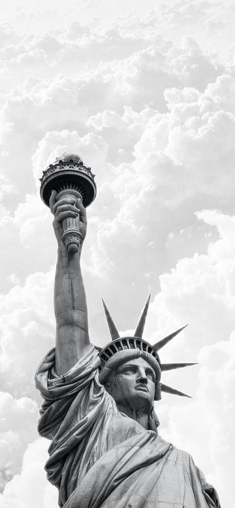 Monochrome (black & white) visual of the Statue of Liberty with a monochrome overcast cloud background. Statue Of Liberty Tattoo Design, Statue Iphone Wallpaper, Statue Of Liberty Aesthetic, Statue Of Liberty Wallpaper, Statue Of Liberty Face, Statue Of Liberty Painting, Depth Wallpaper, State Of Liberty, Statue Wallpaper