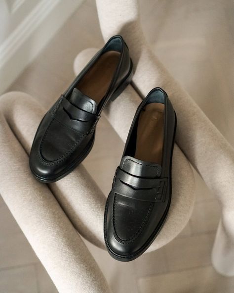 Staple Shoes, Ootd Men, Black Leather Loafers, Business Work, Black Loafers, Belt Accessories, Clean Shoes, Fall Shoes, Work Clothes