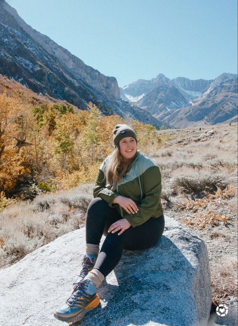 Fall and winter hiking outfit for curvy girls Girly Outdoor Outfit, Plus Size Camping Outfits, Outfits For Hiking, Hiking Boot Outfit, Outdoorsy Outfit, Plus Size Hiking Outfit, Fall Camping Outfits, Hiking Vibes, Winter Hiking Outfit