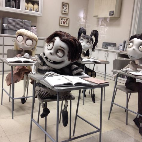 Classroom Weird Girl Frankenweenie, Wednesday Tim Burton, Victoria Corpse Bride, Tim Burton Animation, Tim Burton Characters, Coraline Jones, Arte Steampunk, Tim Burton Art, Scary Movie Characters