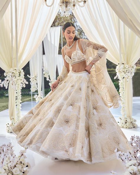 Elegant Lehenga, Strappy Blouse, Orang India, Seema Gujral, Pengantin India, White Lehenga, Floral Lehenga, Indian Outfits Lehenga, Western Outfit